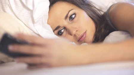 Mexer no celular é a primeira atividade do dia para 78% das mulheres, diz pesquisa