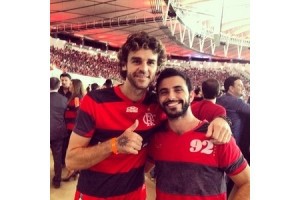 Torcedor do Avaí, Guga se rende e veste camisa do Flamengo no Maraca